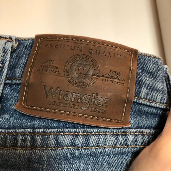 WRANGLER - Men’s Sz 34/32 Relaxed Fit, Straight-Leg Jeans in Medium Dark Wash. - Picture 8 of 14